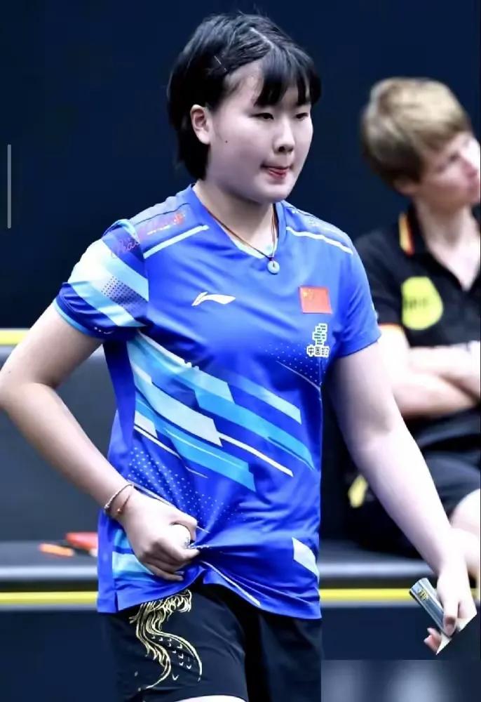 太让人心疼了！一个 15 岁的小姑娘，一个人在欧洲 8 天连拿 3 个冠军，身边