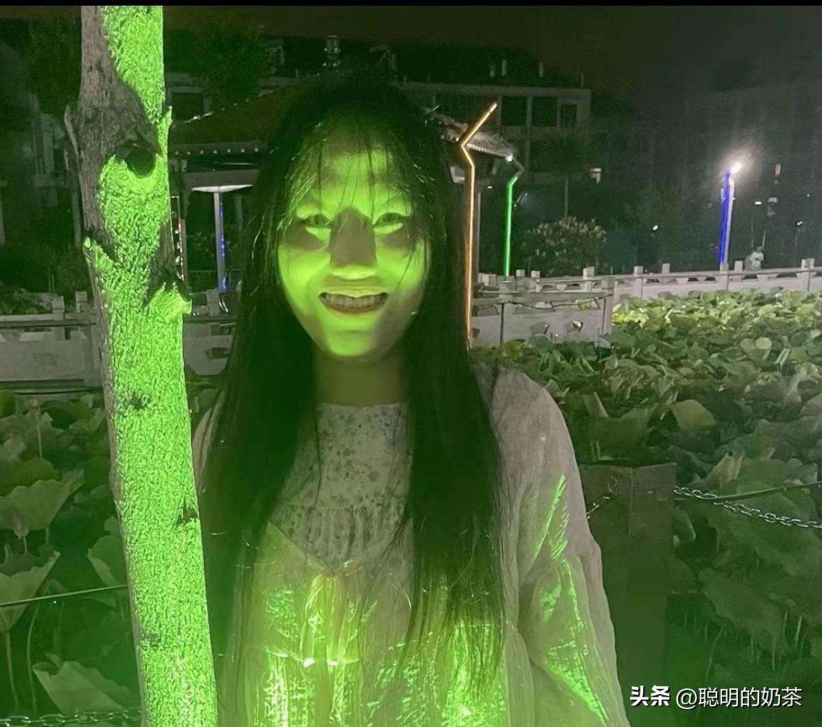 朋友说身后的荷塘很美，让我帮忙拍张照片给她，拍完我只能告诉她晚上不适合拍照特别是