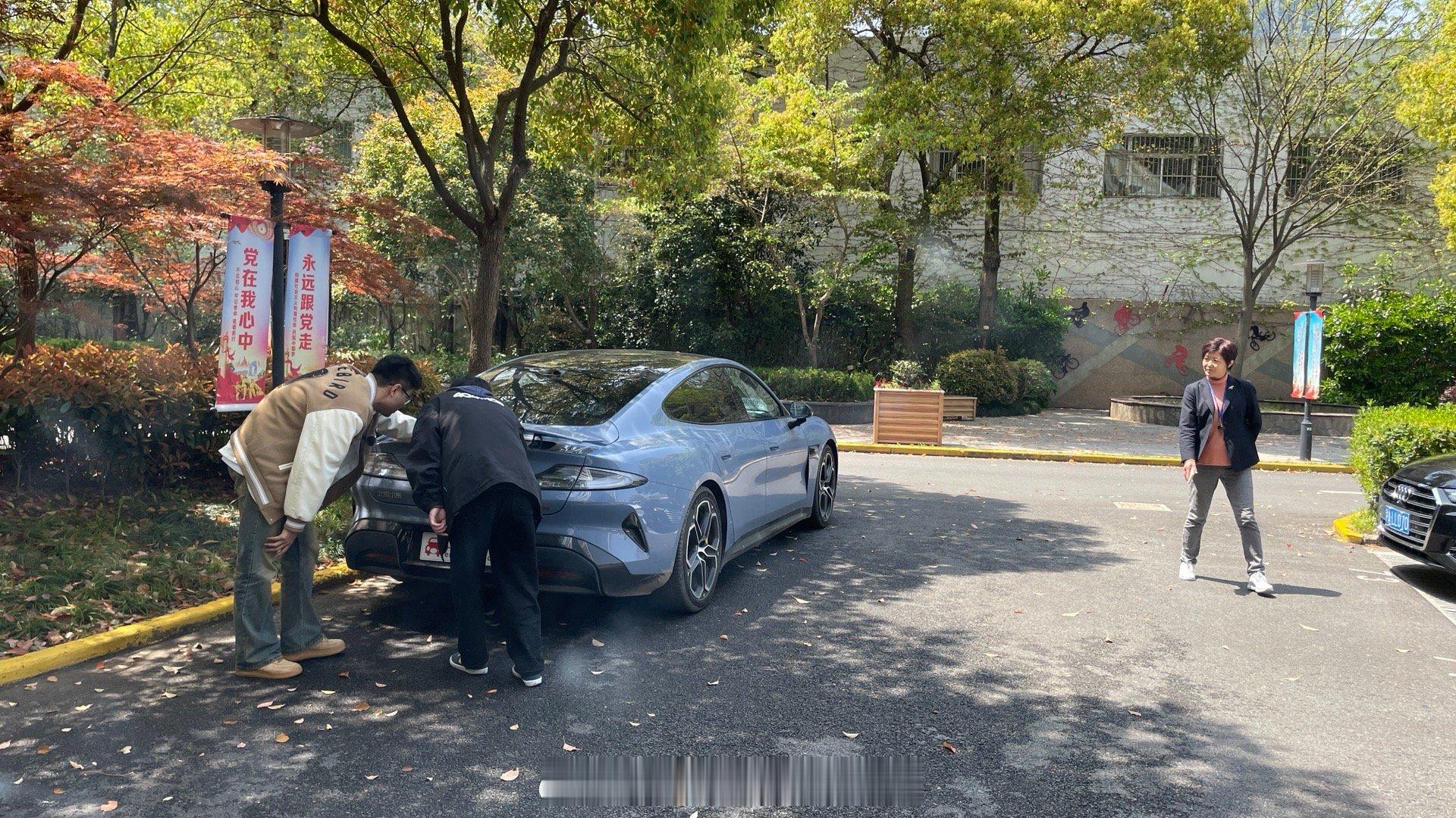 一个不得不服的事实是：过去我们拍别的新车，路人走过来会问：“这是什么车？”今天拍