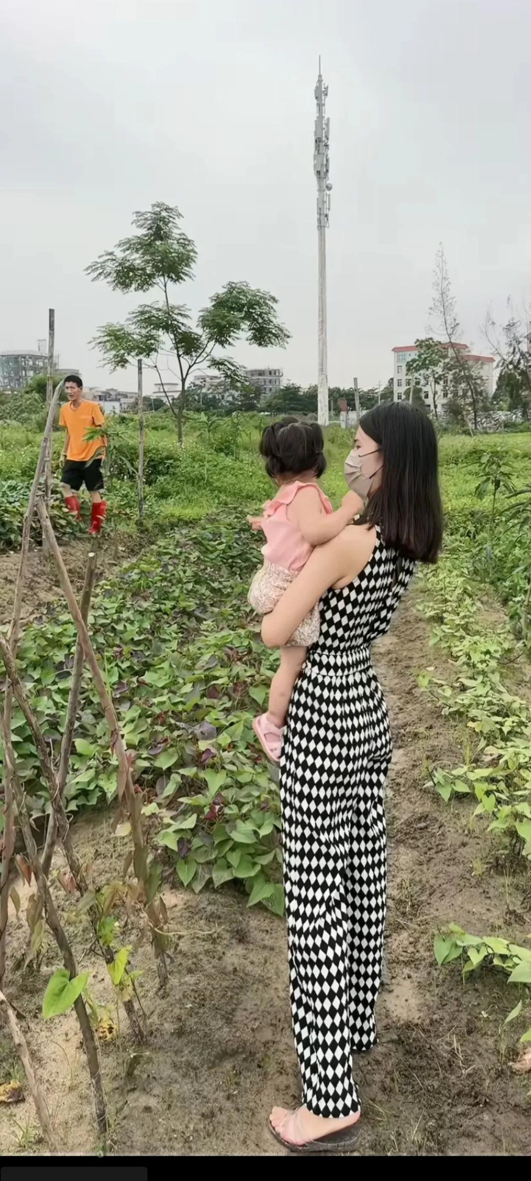 童颜笑语，田间嬉戏。俺家里的一亩三分地还真的舍不得丢呢！#家乡的景美人亲# #美
