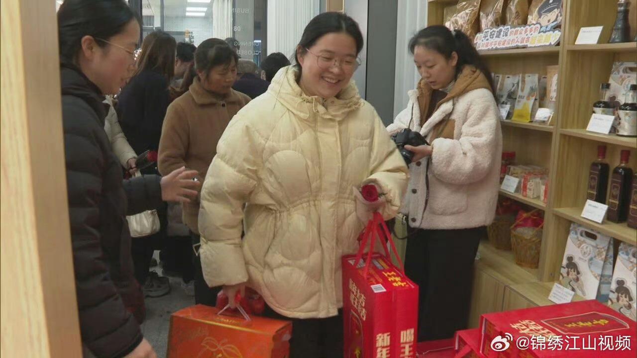 浙江衢州一社区平安积分惠居民 近日，浙江江山一社区“平安超市”开门迎客，28名居