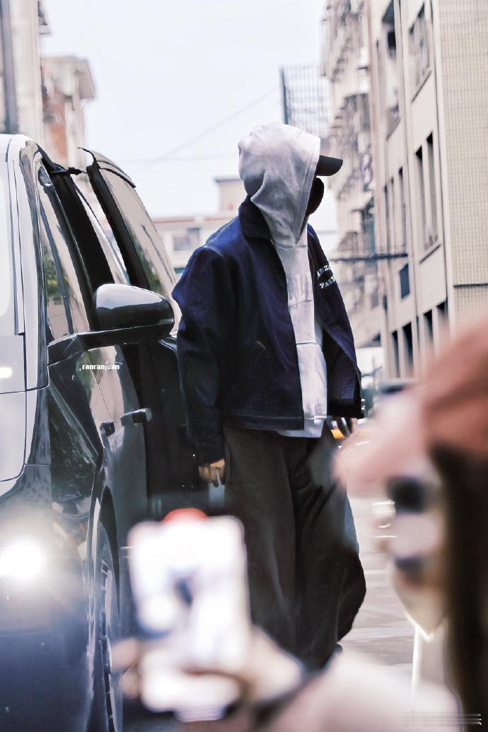 周翊然帽子叠穿  周翊然今日份上工饭拍，帽子叠穿造型潮男上线啦~期待新剧新角色，