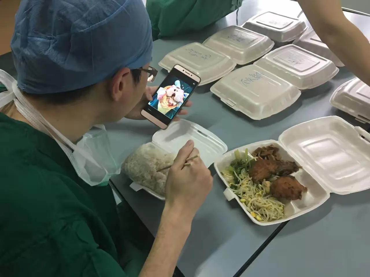 去医院看病，医生每次都嘱咐我们：忌烟酒，不能吃辛辣的，凉的，不能常吃红肉，不能喝