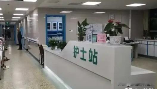 “冤不冤？”辽宁鞍山，女护士与病人家属发生口角，后被踹了一脚。女护士随后反击，连