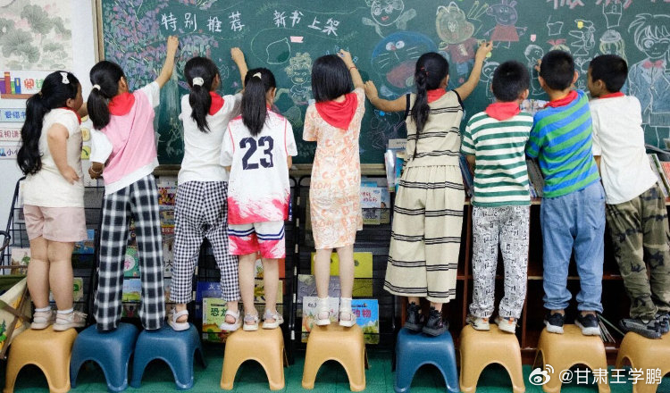 基于《2025 年全国 1% 人口抽样调查主要数据公报》推算，2025 年我国流