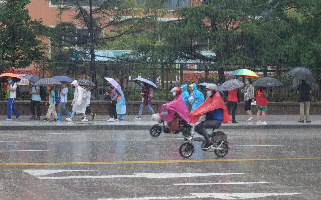破防！沈阳民警舍刚满月妻儿，提前结束陪产假，暴雨中逆行救人
 
7月13日，沈阳