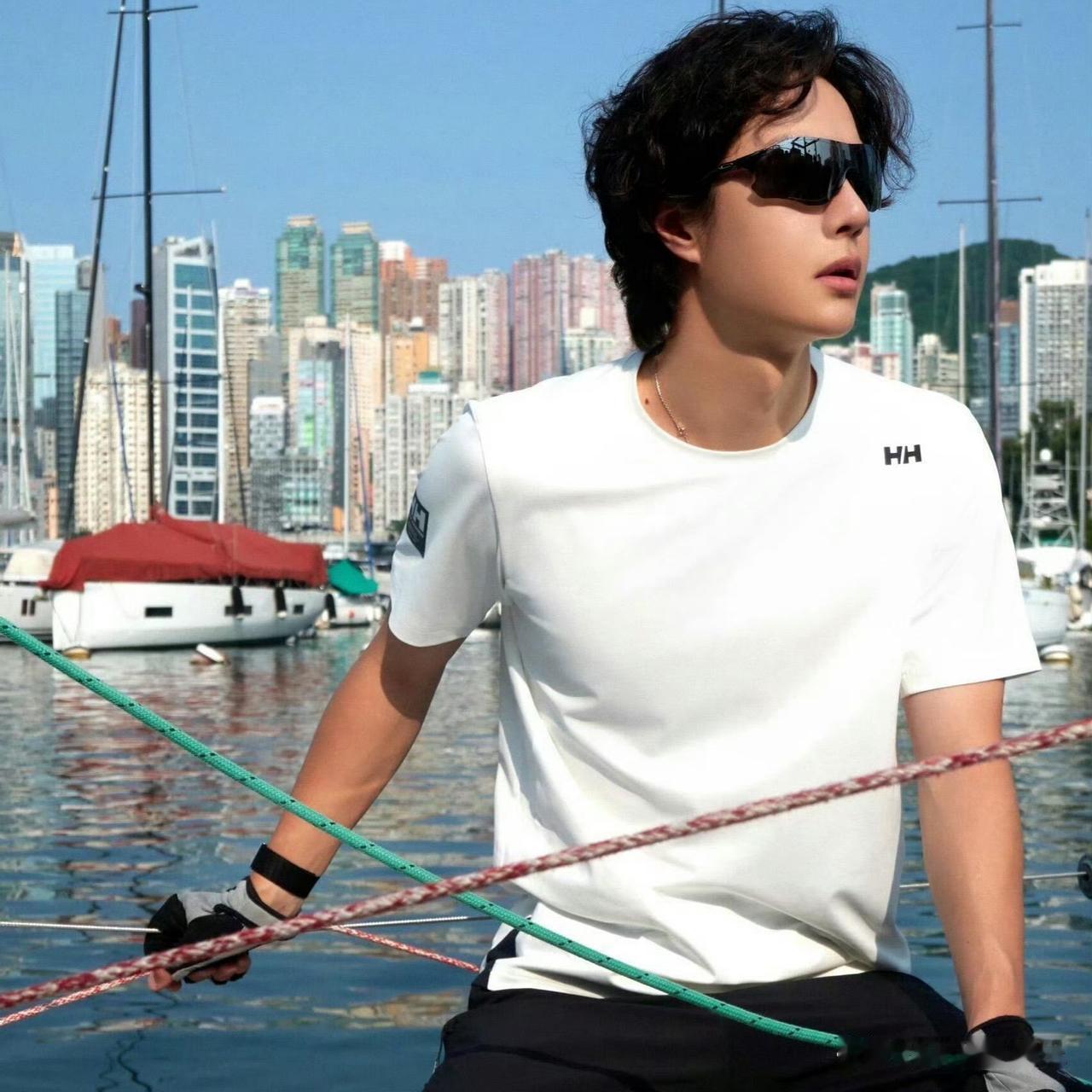 王一博以利落顺毛短发造型现身上海国际赛车场备战8小时耐力赛，瞬间刷屏社交平台。此