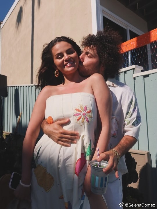 赛琳娜为老公庆生 赛琳娜晒亲亲照为老公庆生，她超爱！ 