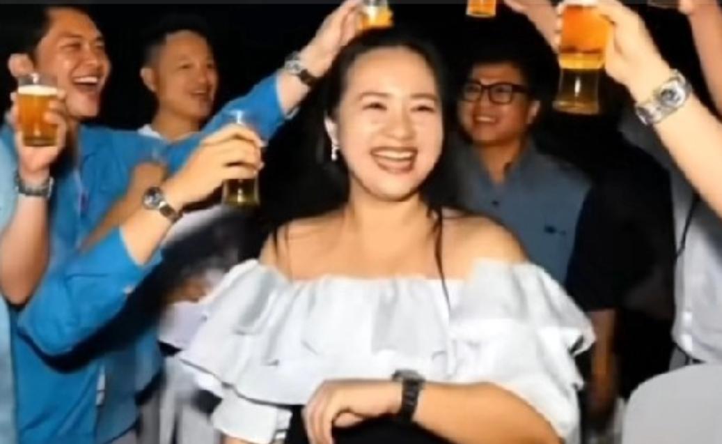 这是当年的明珍珍

众星捧月般的日子一去不复返

等待她的是死刑，多行不义必自毙