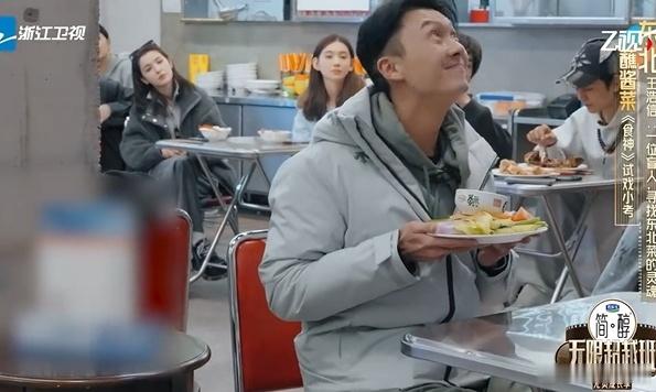 王浩信好正的港式喜剧演法 家人们！王浩信的喜剧舞台太上头，港普一开口、动作一摆，