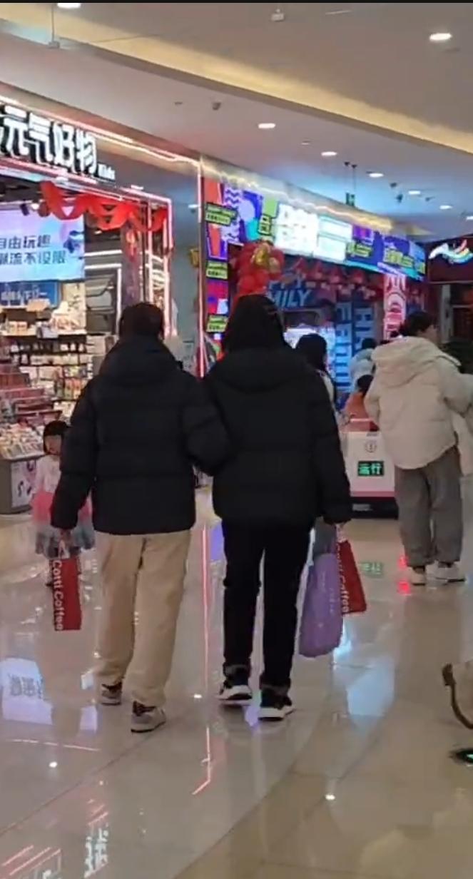 平凡生活要学会知足
                 微头条
周未的商场里人山人