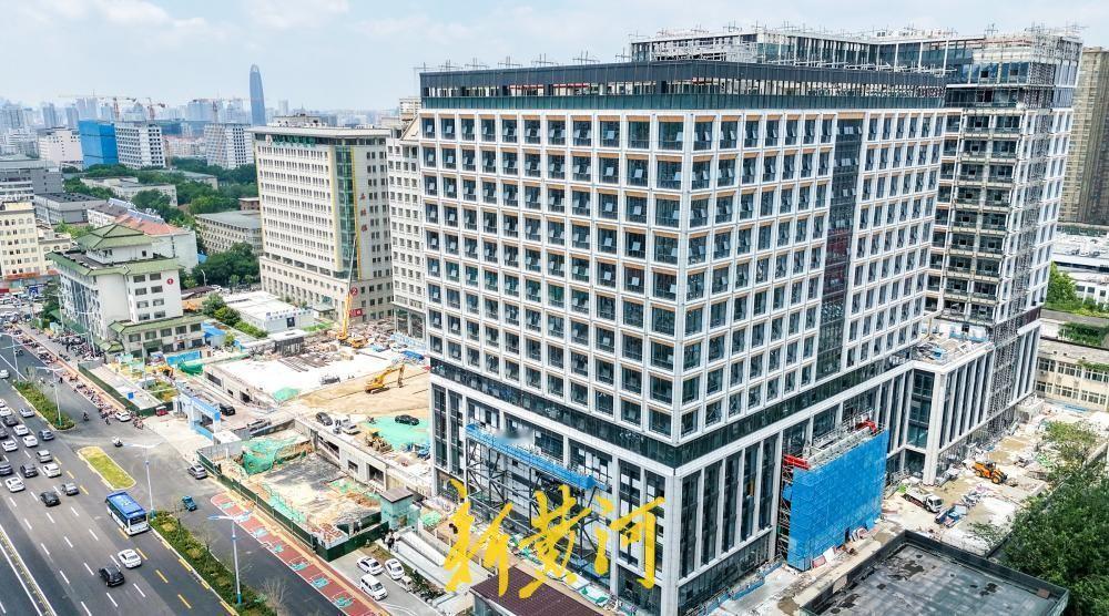 6月5日，在济南市经十路与山师东路交叉口东北侧，一座现代化医疗综合体正拔地而起，