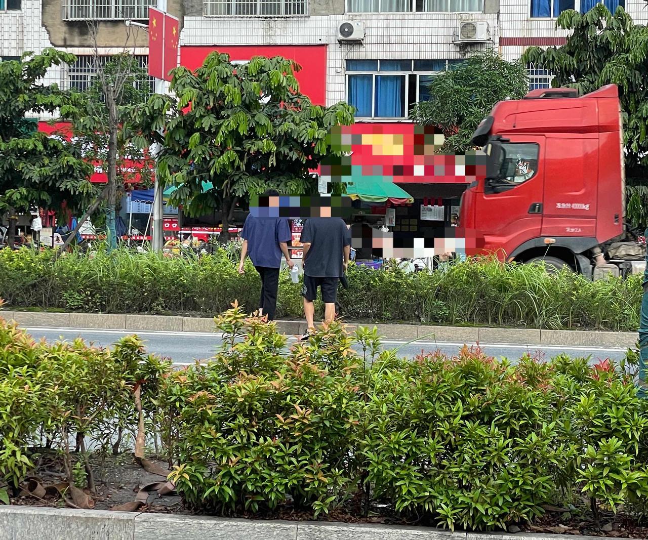 【玉林某门口两名男生横穿马路过对面】

6月27日，玉林市某门口有两名男生横穿马