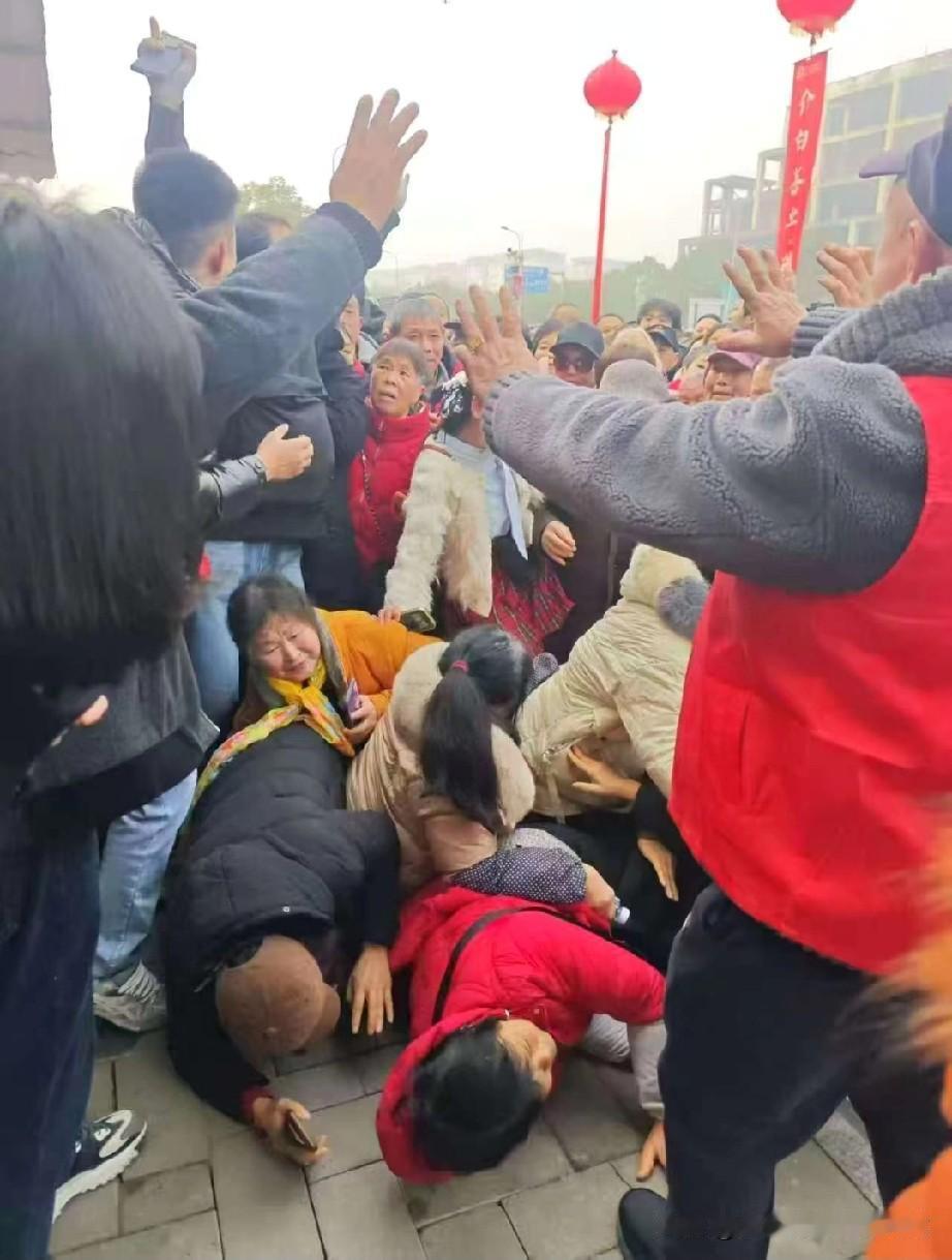 蔡家刨猪汤挤到怀疑人生！
为了一口免费肉，大爷大妈直接扑地上了
 
家人们谁懂啊
