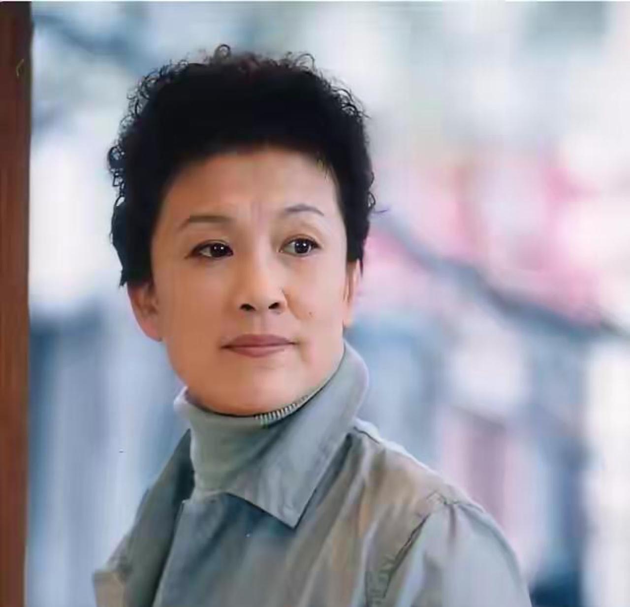 2012年，邓婕去宋春丽家串门，61岁的宋春丽和老伴孙维熙各据沙发一角，屋里静得