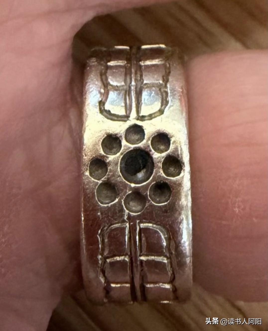 下图可是很少见，这是一个日本人展示自己家族长辈留下来的古董，这是日本武士阶层特有