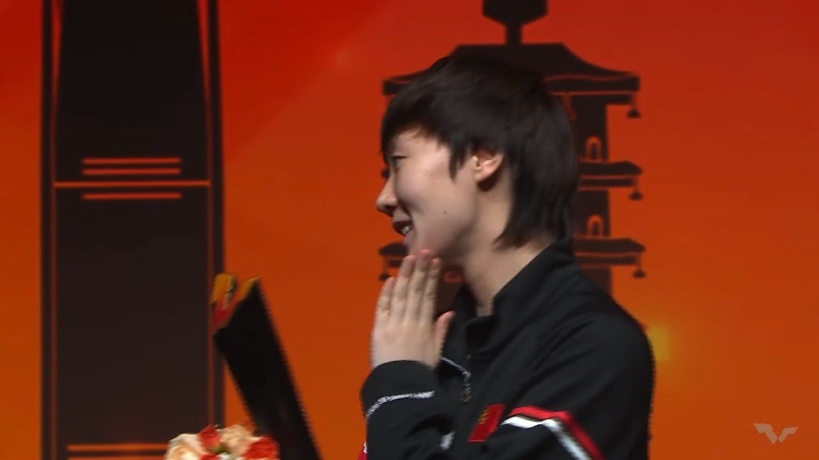 姐姐好可爱呜呜呜，就这么展示超绝锋利下颌角和儿童手指~ 