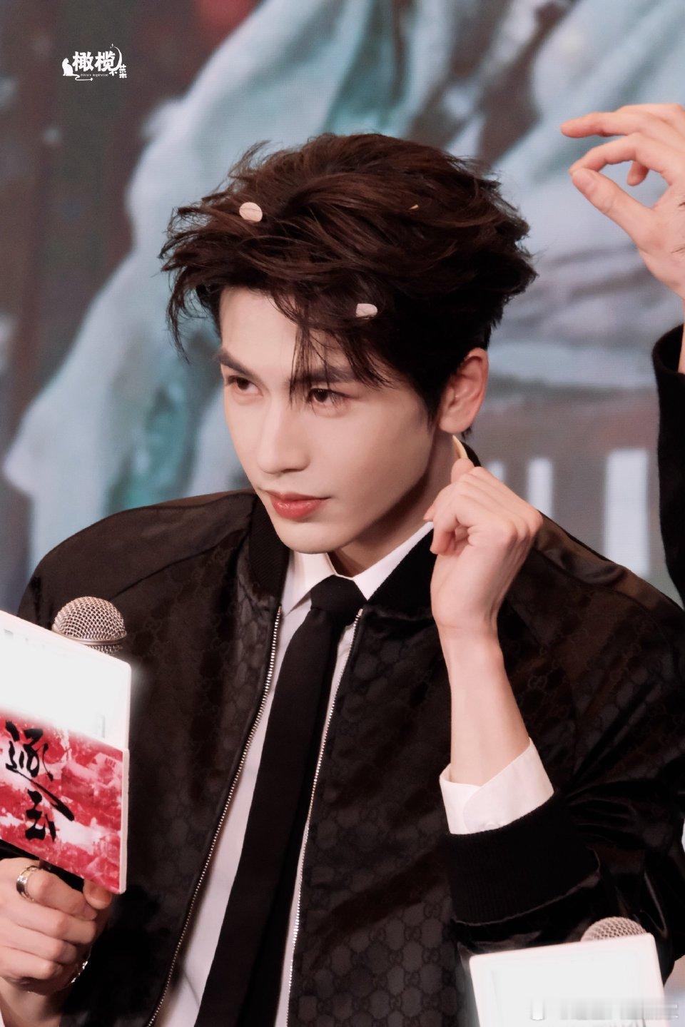 张凌赫田曦薇昨天逐玉追剧团饭拍，怎么现代装也有CP感二搭好吗好的 