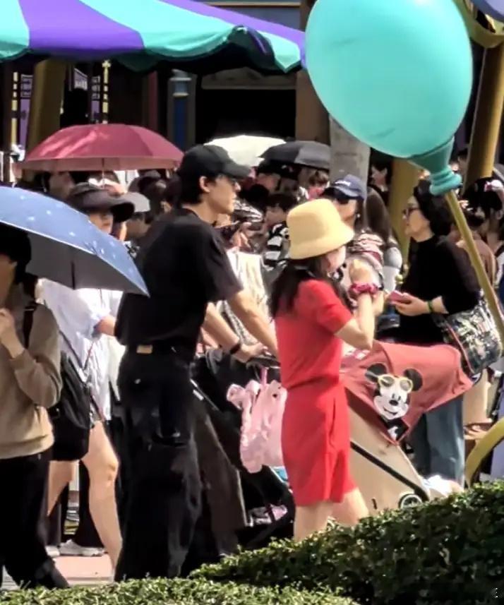吴倩张雨剑带女儿逛迪士尼他们俩是复合了吗 