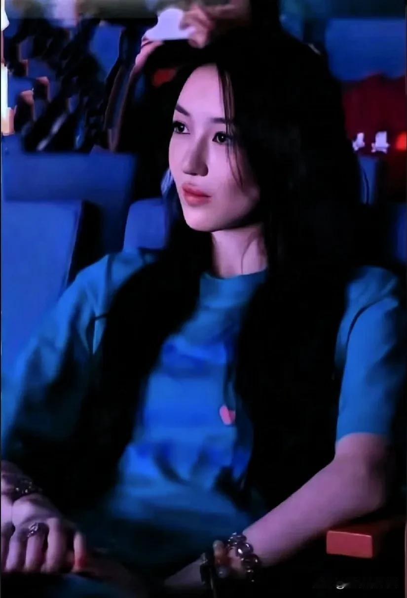 哇！真的是女大十八变，李嫣现在好美啊！果然妈妈王菲带着她满世界治疗，有了惊人的好