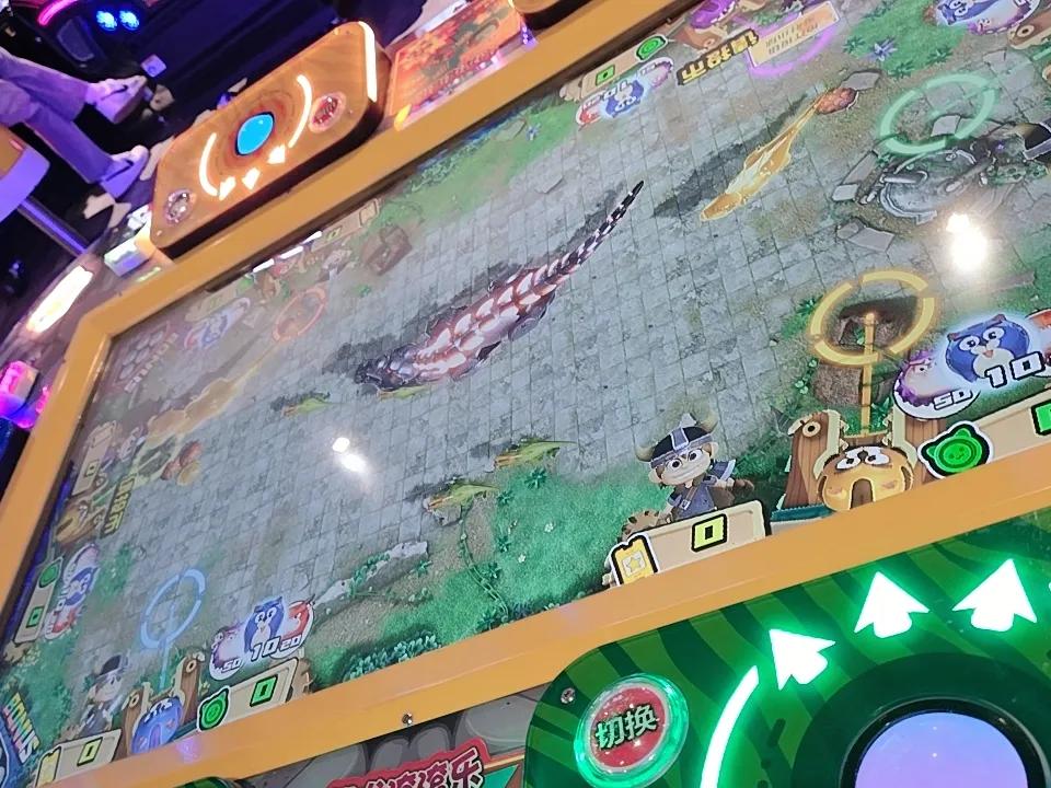 现在这些游戏厅啊，是人满为患，百分之八十都是年轻父母带着娃儿来玩儿，小则两三岁，