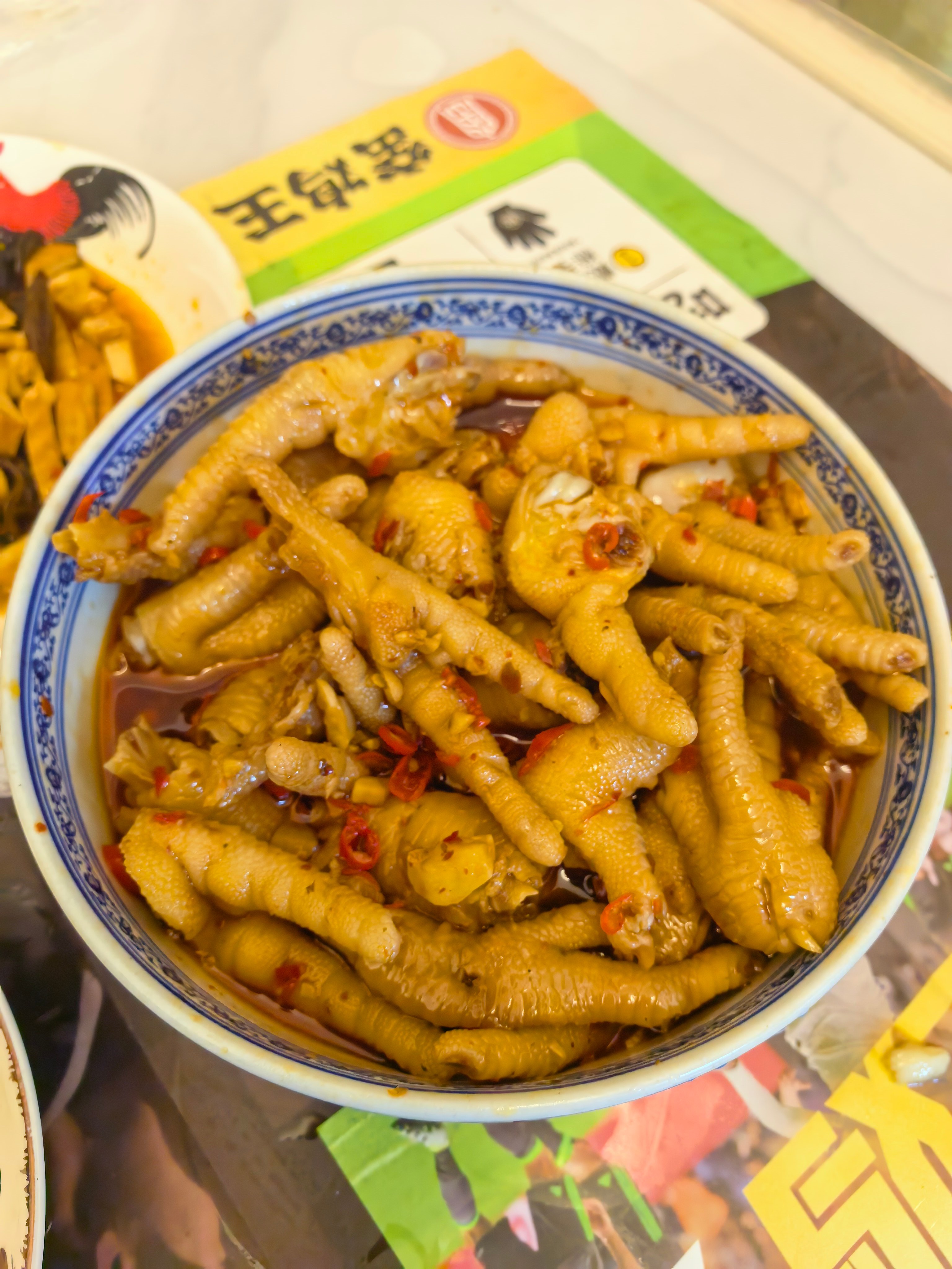 老板娘做了个秘制鸡爪，她说先在冰箱冻一晚上口味更好吃。我等不及了，先给网友品鉴一