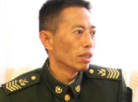 导弹兵王王忠心，1999年开始两次退伍被召回，妻子笑他：“只长胡子，不长职务”！