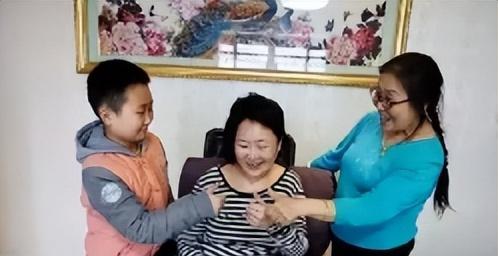 陕西一女子遭遇车祸成为植物人，所有人都绝望了，婆婆却不离不弃照顾她12年，女子醒