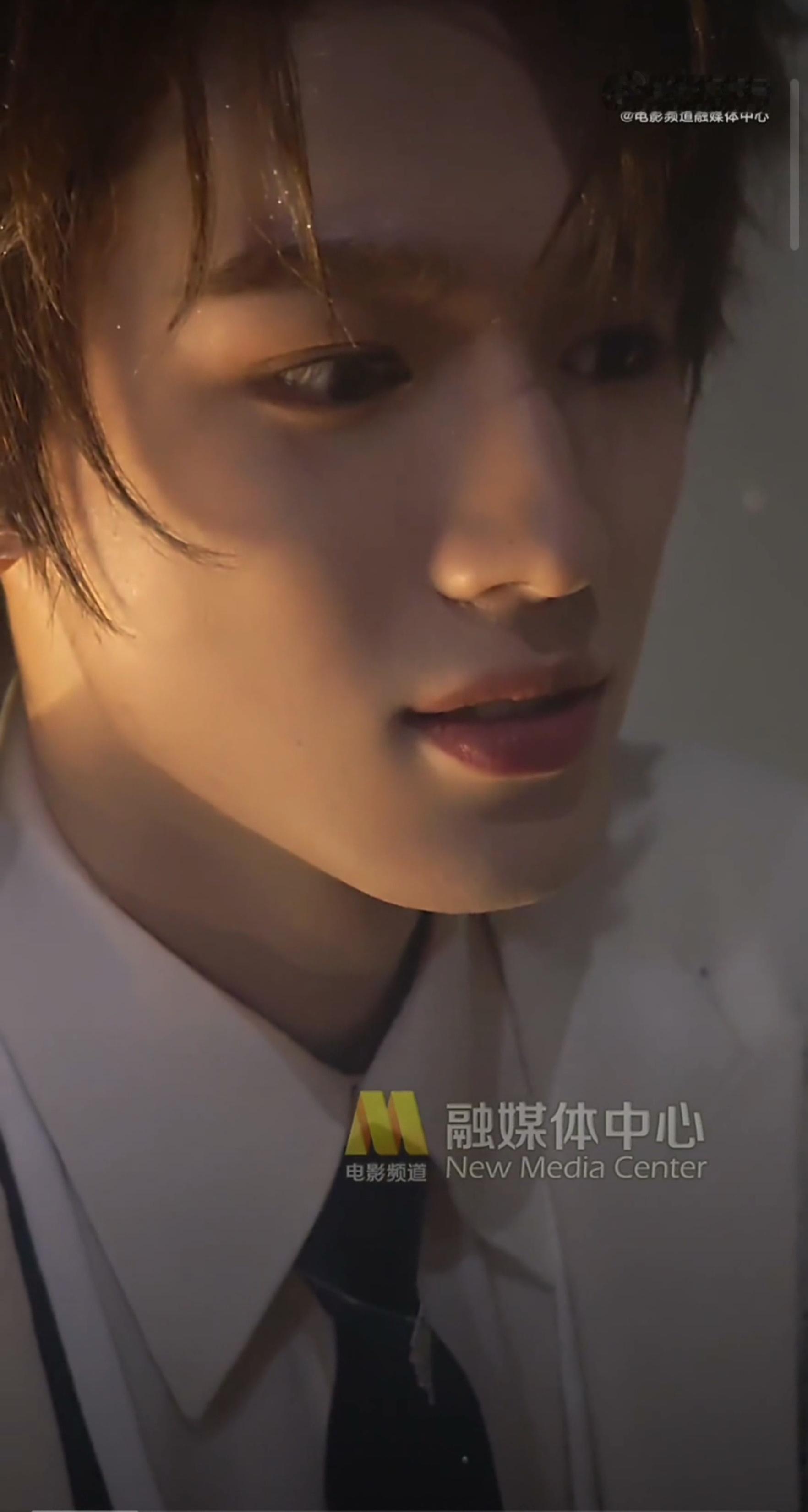 啊啊啊啊啊啊啊啊啊啊哥哥靠这么近😭😭😭😭感觉我嘴一撅就能亲到哥哥了…… 