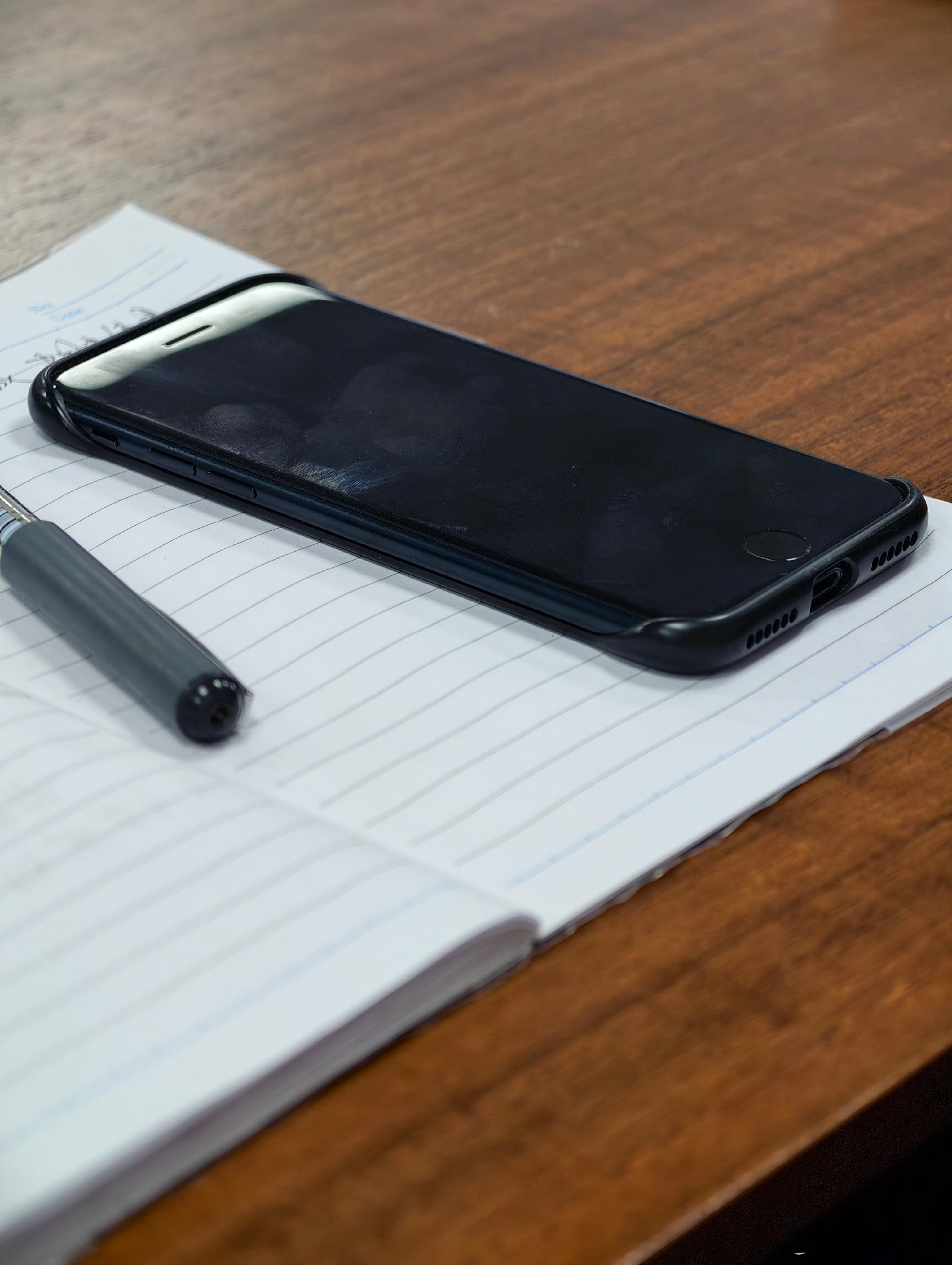 同事竟然还在用这iPhone老古董，带home键的，看来iOS系统真不是盖的！ 