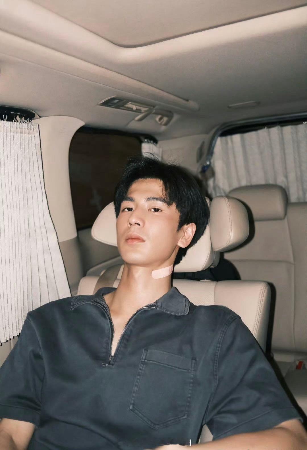 张凌赫出租屋糙汉男主有脸了 张凌赫演的出租屋糙汉，细节太到位了！汗湿的领口、随意