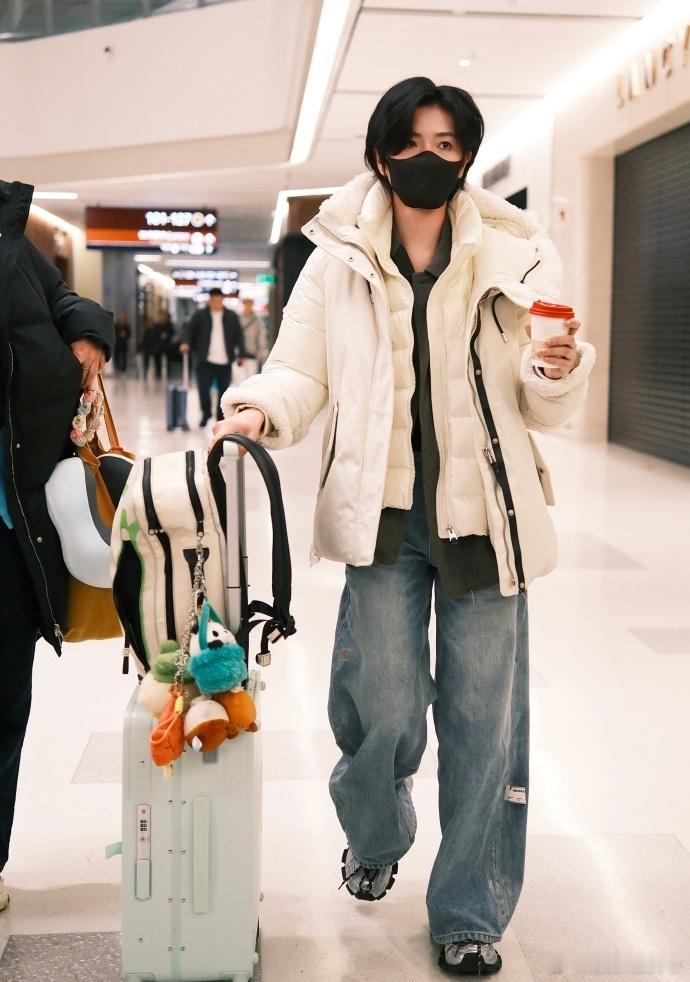 最近万茜在外出的时候搭配的很有潮流时尚气息，真的是又年轻又迷人。万茜里面穿黑色打