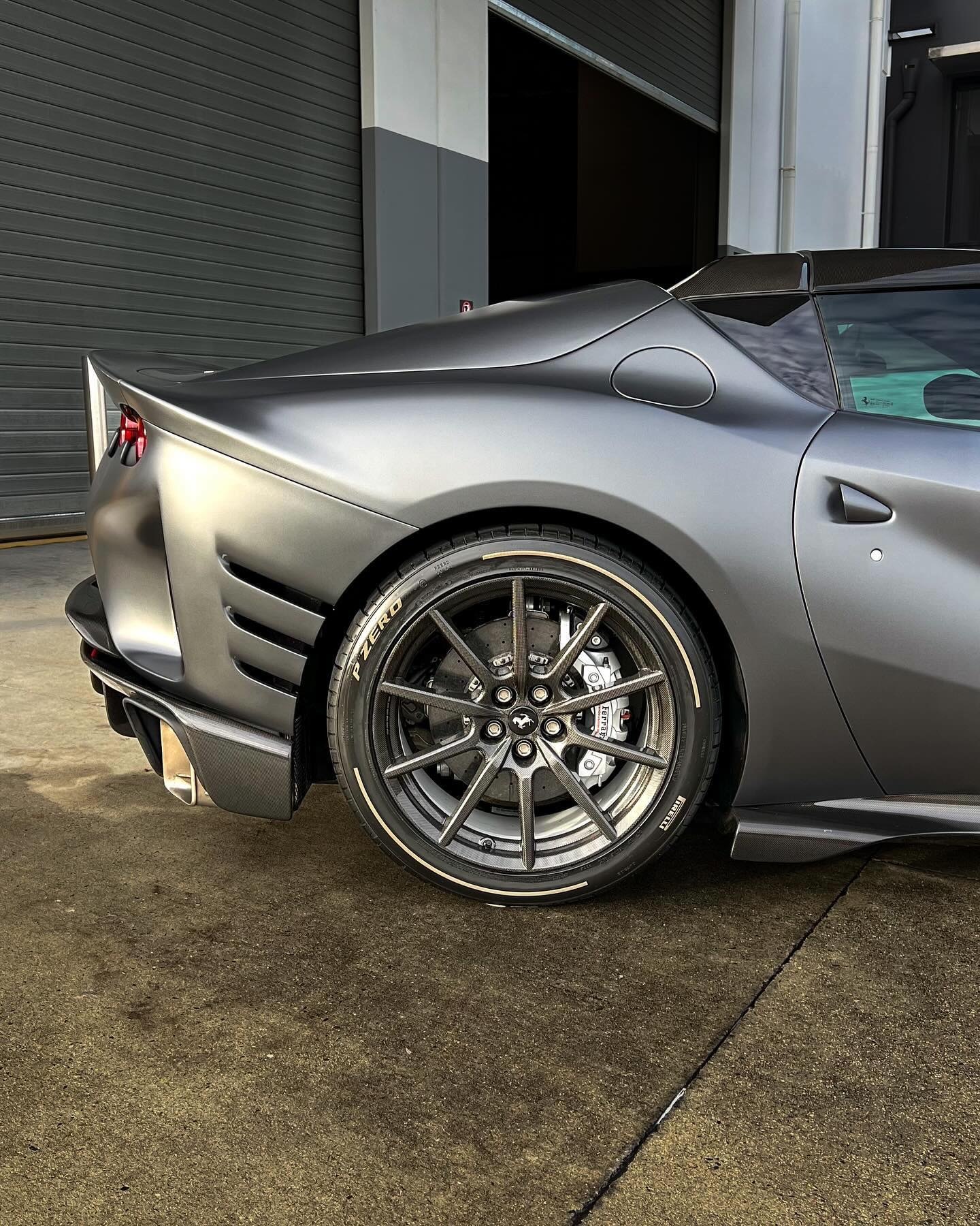 Tailor Made 812 Competizione Aperta 油漆：M