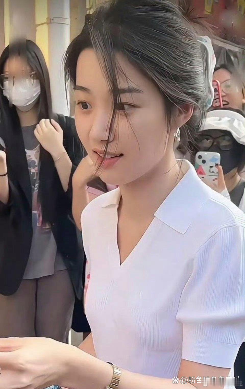 卢昱晓，清丽绝俗、素颜亦能倾倒众生的女主角。 