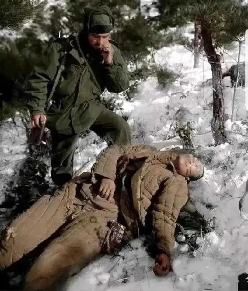 1951年2月，朝鲜汉江地区。美军随军记者拍摄的一幕，志愿军50军一名牺牲的志愿