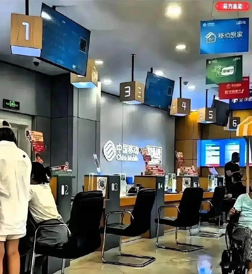 销号要交300多违约金？
柜员私下支招“扔卡欠费自动销”
这操作真把人看傻了！