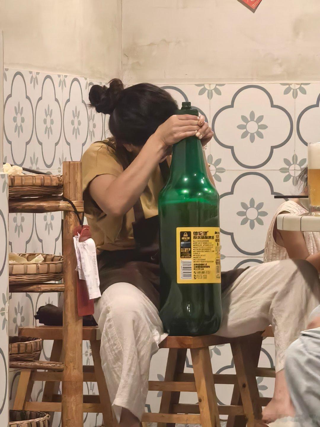 最后一个来的同事说来晚了罚一瓶啤的，然后隔壁桌的姐们就贡献了一小瓶啤酒，我呆住了