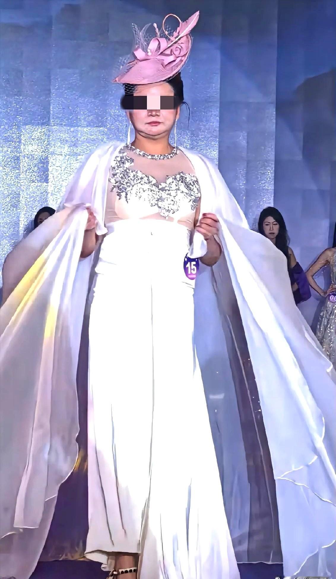 广东模特冠军遭吐槽，组委会发声，弄错了！
大伙儿都看见了那张照片，一个肚子上带着