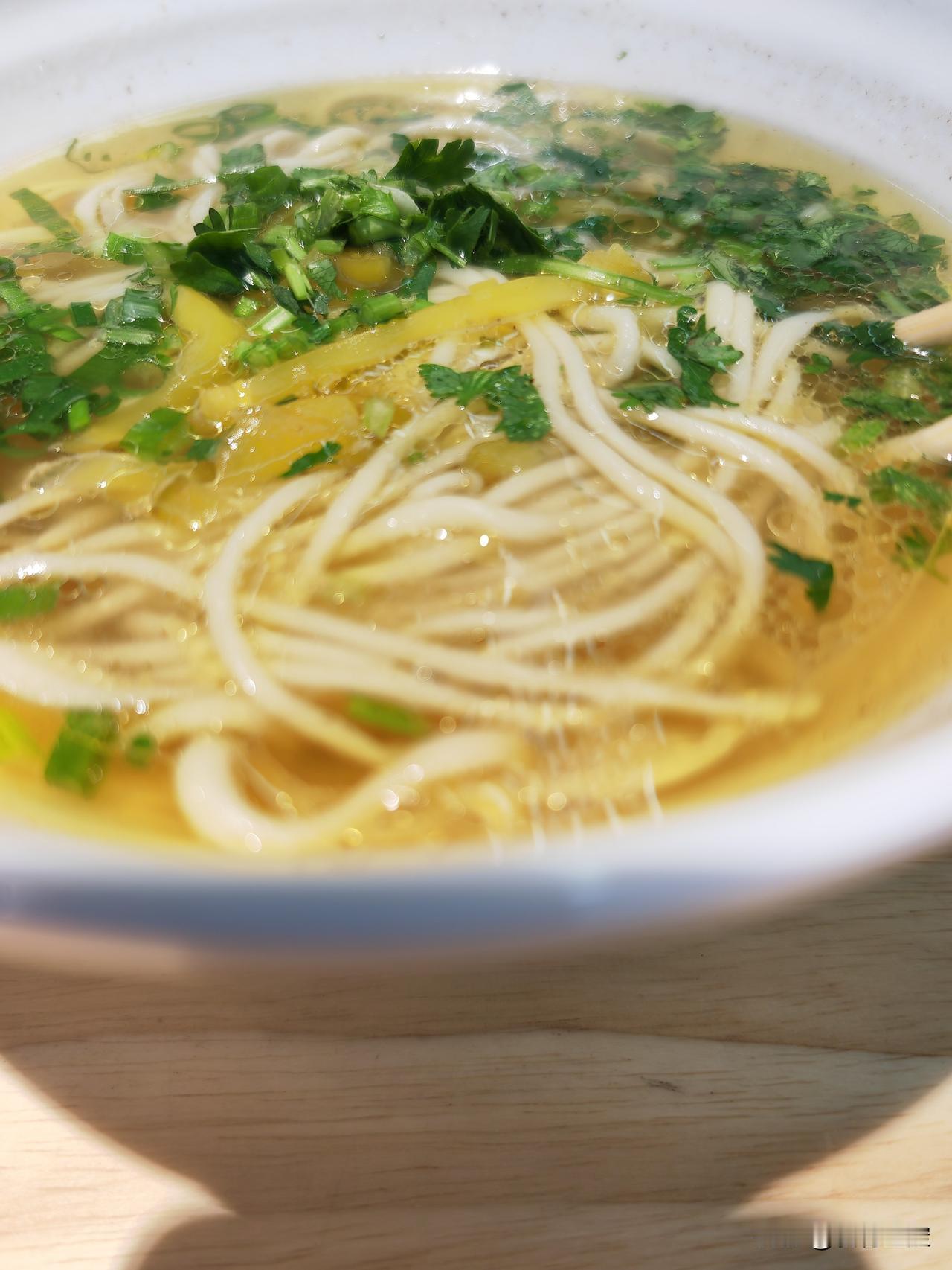 老四季和盛京人人，是鸡味抻面的泰山北斗，个人觉得还是喜欢老四季抻面和煮鸡架。
下