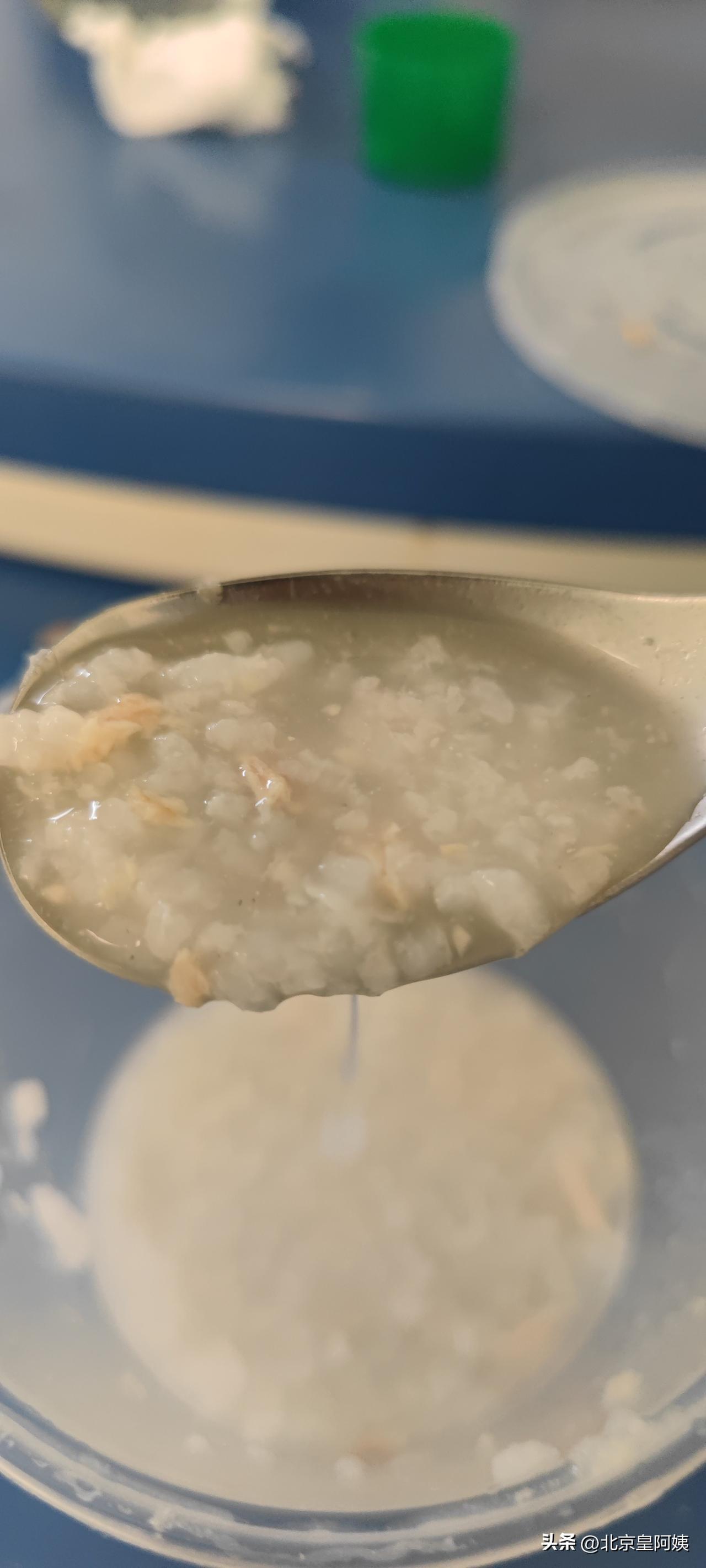 令我失望的皮蛋瘦肉粥。早餐我订了一碗心心念念的皮蛋瘦肉粥。天哪！这简直太让我失望