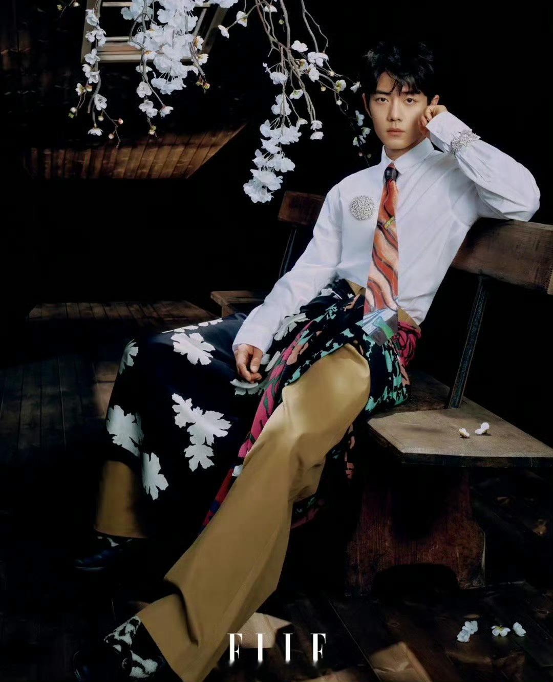 肖战3次登上ELLE封面肖战这组大片拍的很好，温润如玉的贵公子气质展现的淋漓尽致