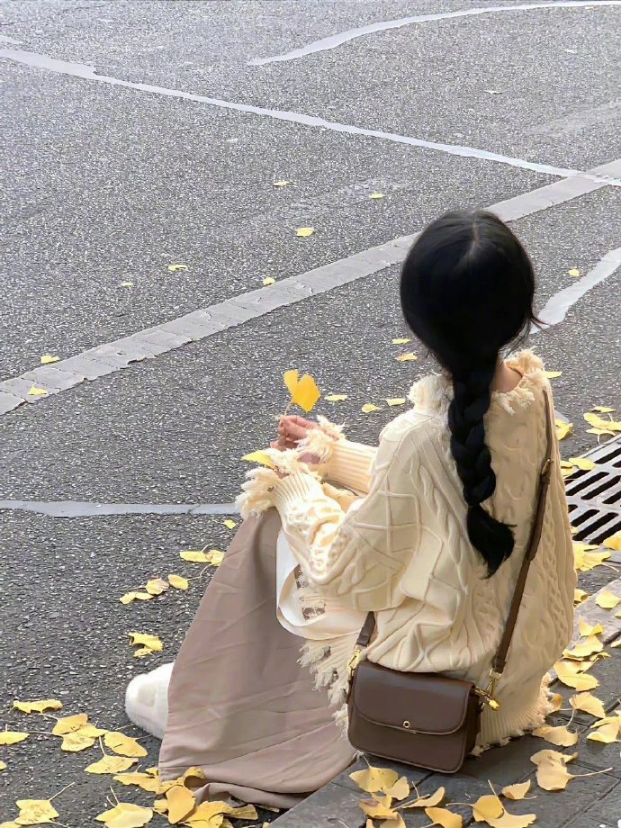 生活也许就是这样，多一分经验便少一分幻想，以实际的愉快平衡现实的痛苦。——  老