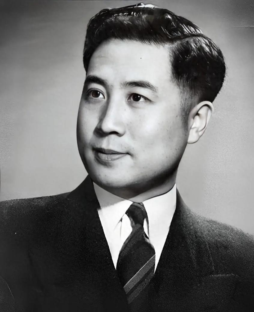 中共特工潜伏敌营15年，官职大到自己都慌，中央领导：大胆往上爬。1941年，国民