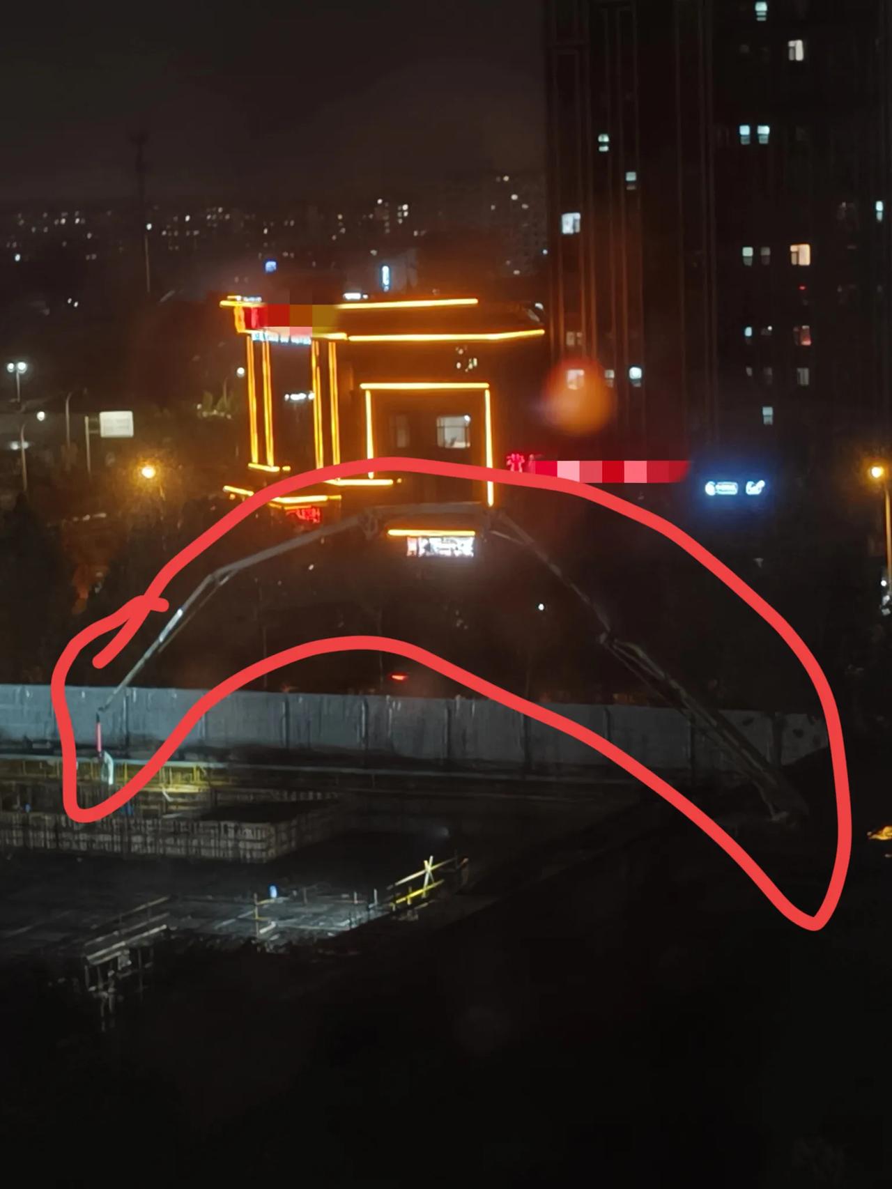 在工期节点面前，雷雨大风也不好使！
虽然外面大风呼啸，电闪雷鸣，但也挡不住打灰的