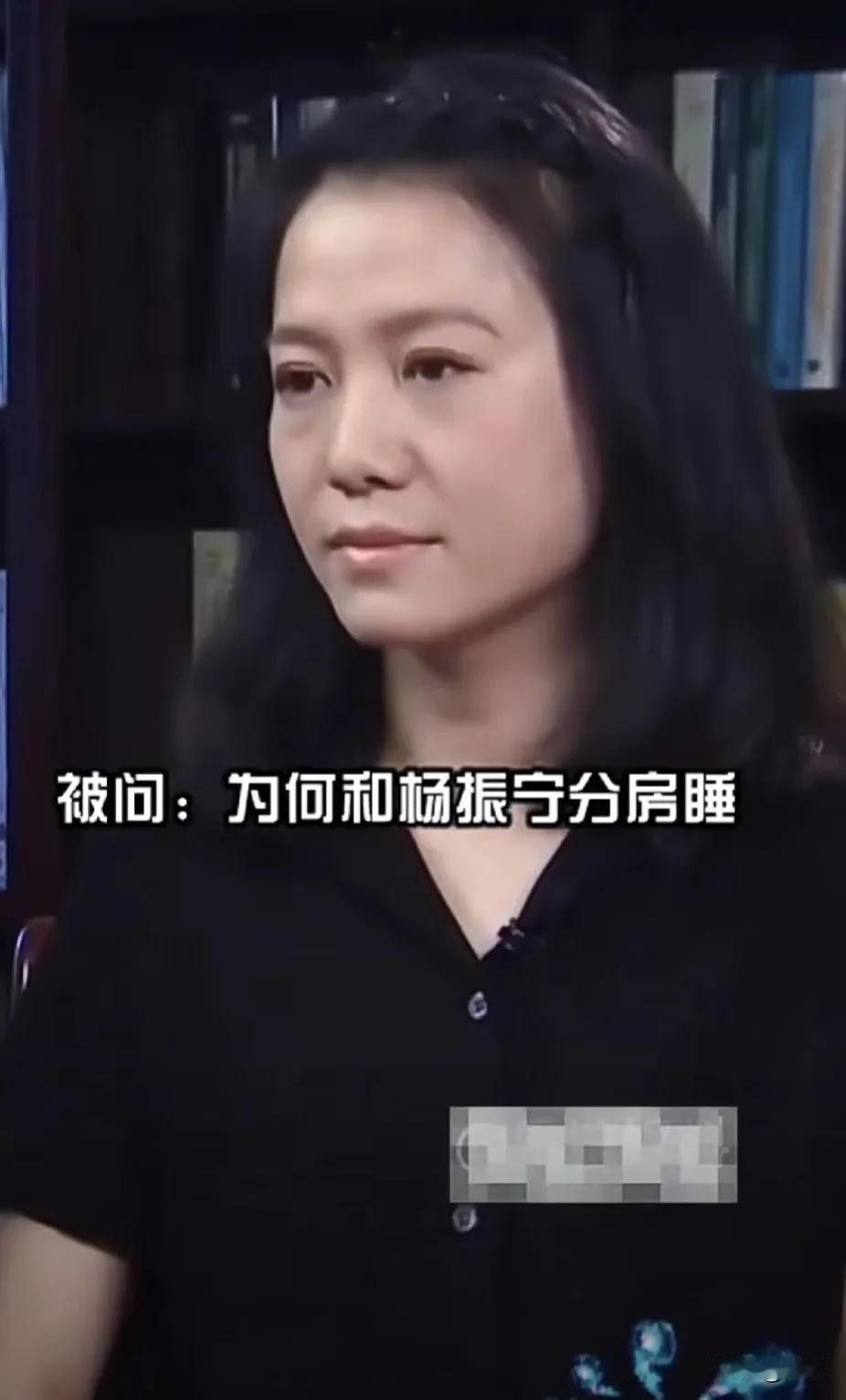 翁帆被记者故意挑衅：为何结婚之后就和杨振宁分房睡？

这个略显尴尬的问题，旁观者