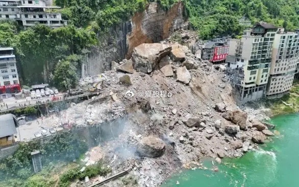 重庆彭水的山体崩塌，也给所有住在山区的朋友敲响了警钟。汛期的时候，如果发现山崖有