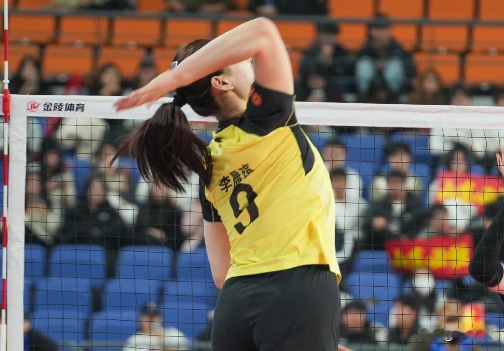 2025-26赛季女排超联赛刚启幕，19岁新星李晨瑄便以炸裂表现惊艳全网。首轮对