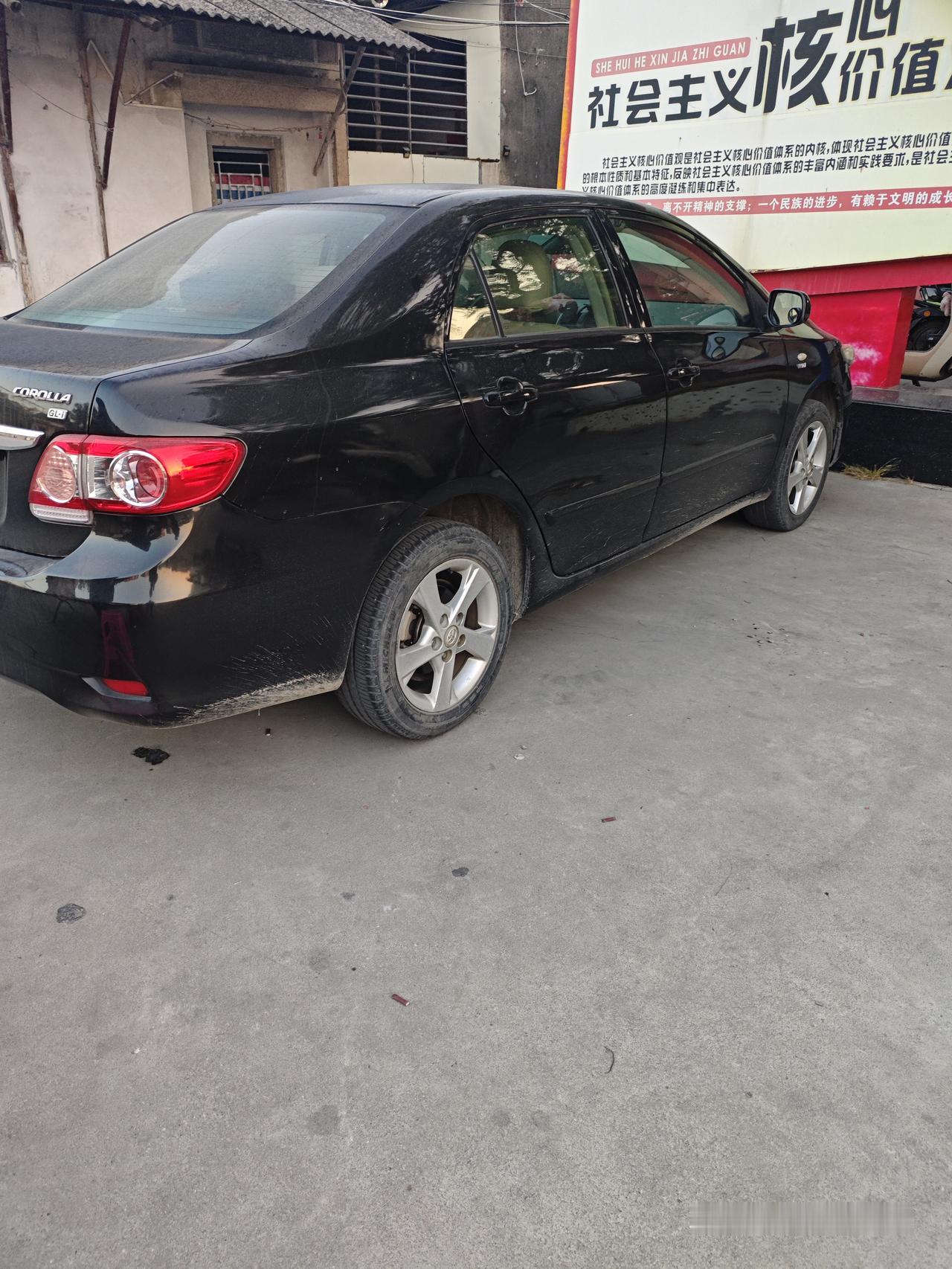 朋友的卡罗拉

这是1.8升的，当年落地18.5万，油耗百公里8.5升。

现在