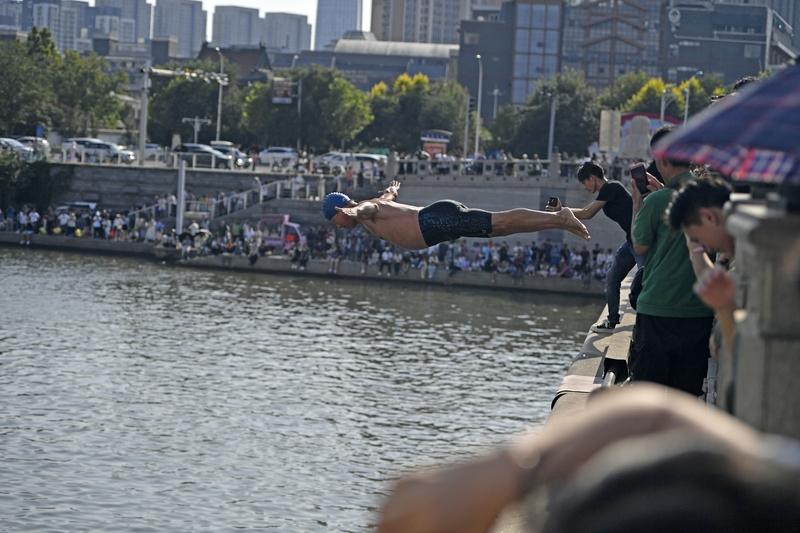 正月十一开工，年味还没完全散呢。街上人们穿着厚冬装，带着春节的懒散劲，却挂着恢复