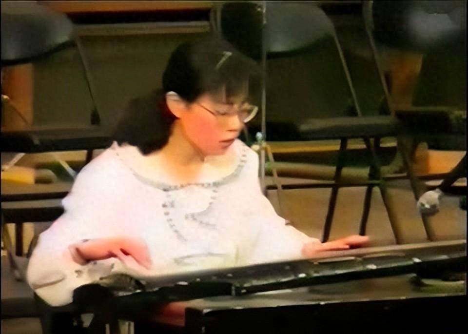 她不是传说，是活生生的人，会弹琴、会游泳、学化学，宿舍里那个安静爱笑的姑娘。
2